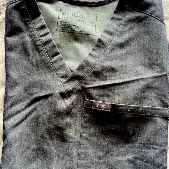 FIGS Scrub Top - Picture 1 of 1